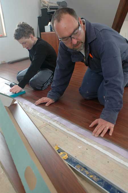 steve_maxwell_installs_laminate_flooring