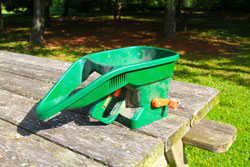 hand crank fertilizer spreader lawn garden steve maxwell